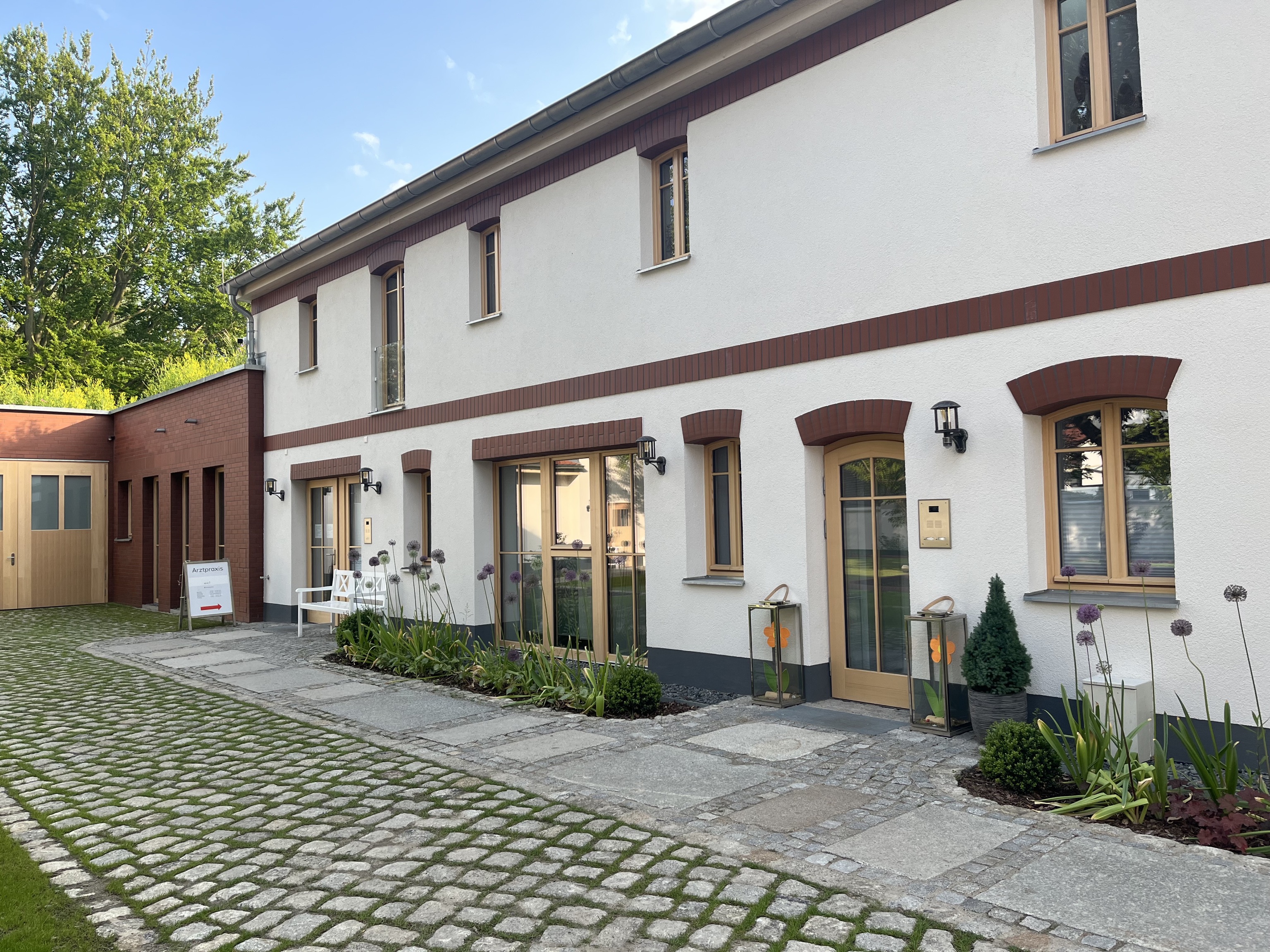 Außenansicht der Praxisgemeinschaft Alt‑Lübars